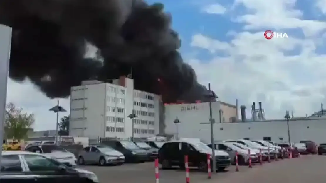 Kimya fabrikasında yangın: Zehirli gaz uyarısı yapıldı