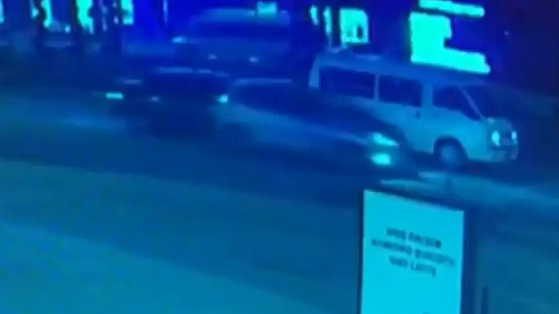 Kırmızı ışıkta bekleyen minibüse otomobil çarptı