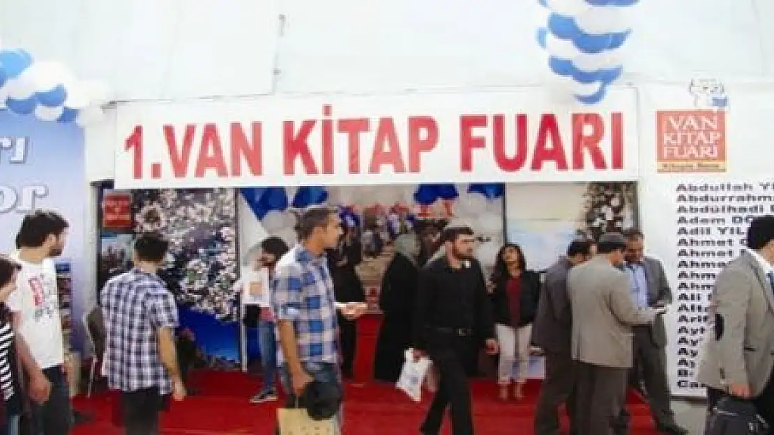 KİTAP FUARINA BÜYÜK İLGİ