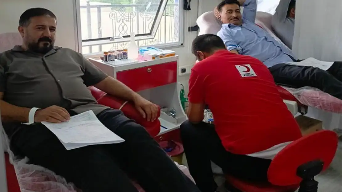 Kızılay'a en çok kan verenler ödüllendirildi