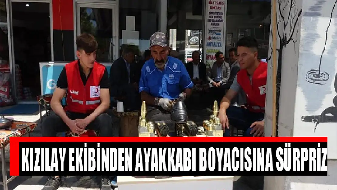 Kızılay ekibinden ayakkabı boyacısına sürpriz