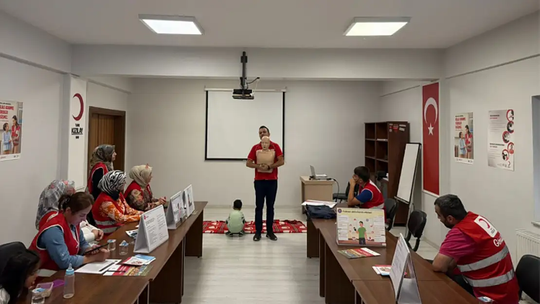 Kızılay gönüllülerine ilk yardım eğitimi