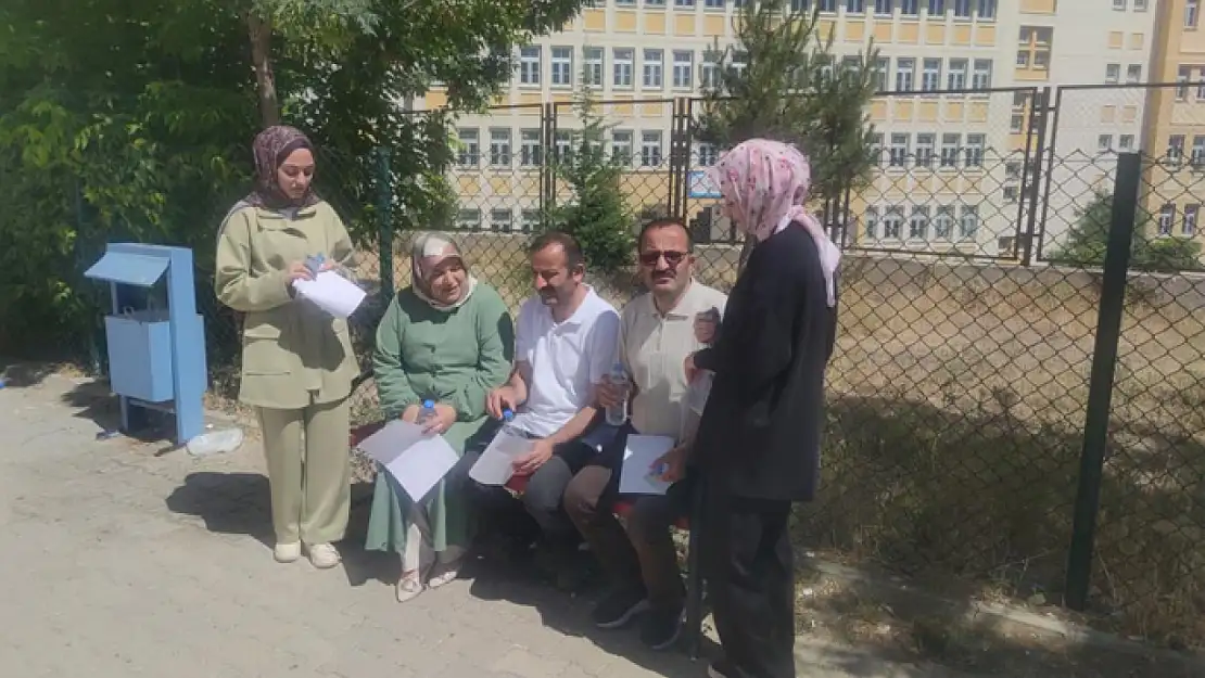 Kızlarıyla birlikte sınava girdiler