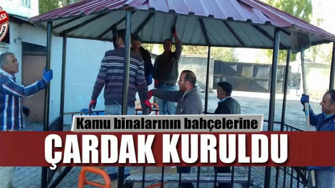 Kamu binalarının bahçelerine çardak kuruldu