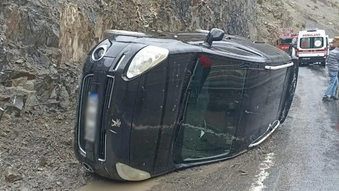 Kontrolden çıkan kamyonet yan yattı