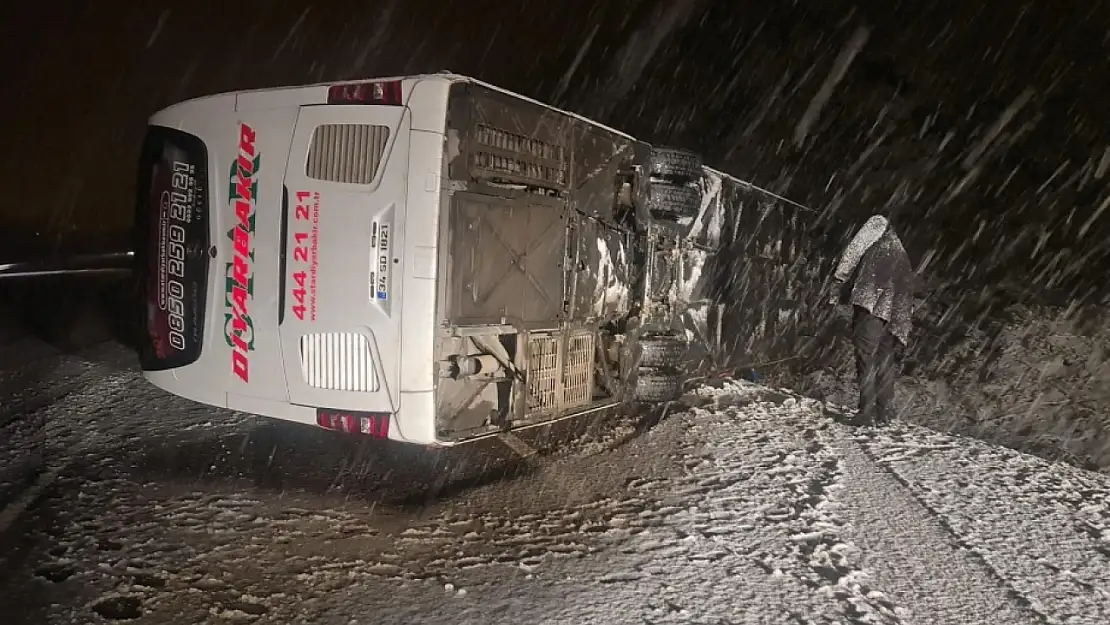 Kontrolden çıkan yolcu otobüsü yan yattı: 21 yaralı