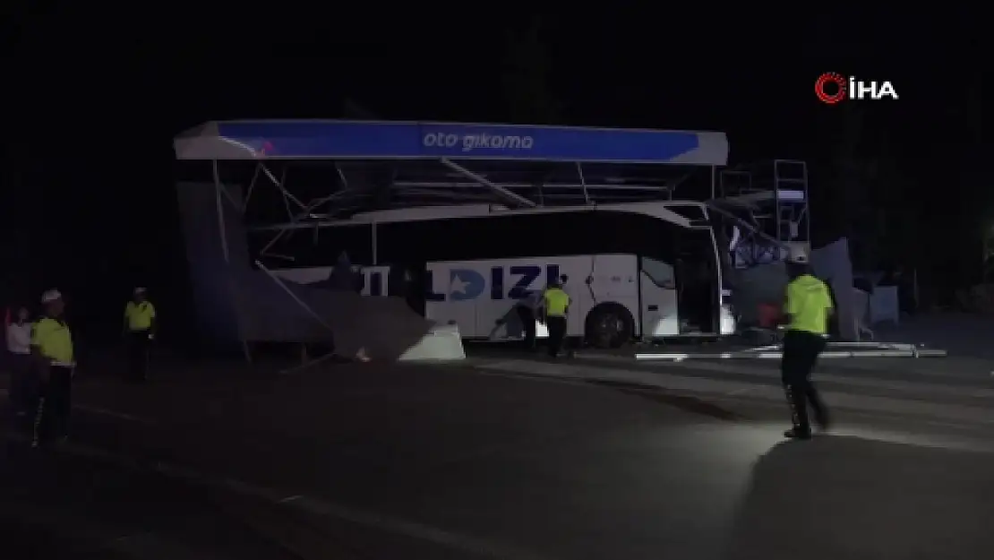 Kontrolden çıkan yolcu otobüsü oto yıkamaya daldı: 8 yaralı
