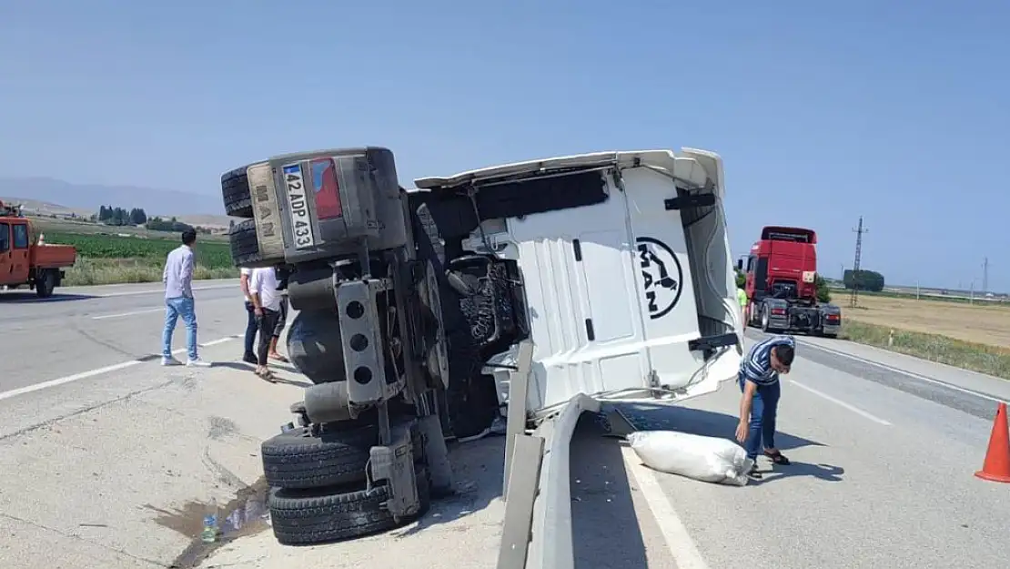 Konya'da çekici devrildi: 5 yaralı