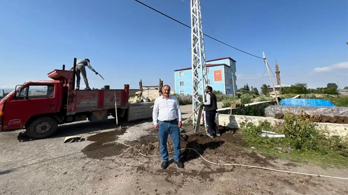 Köylerde elektrik direkleri yenileniyor