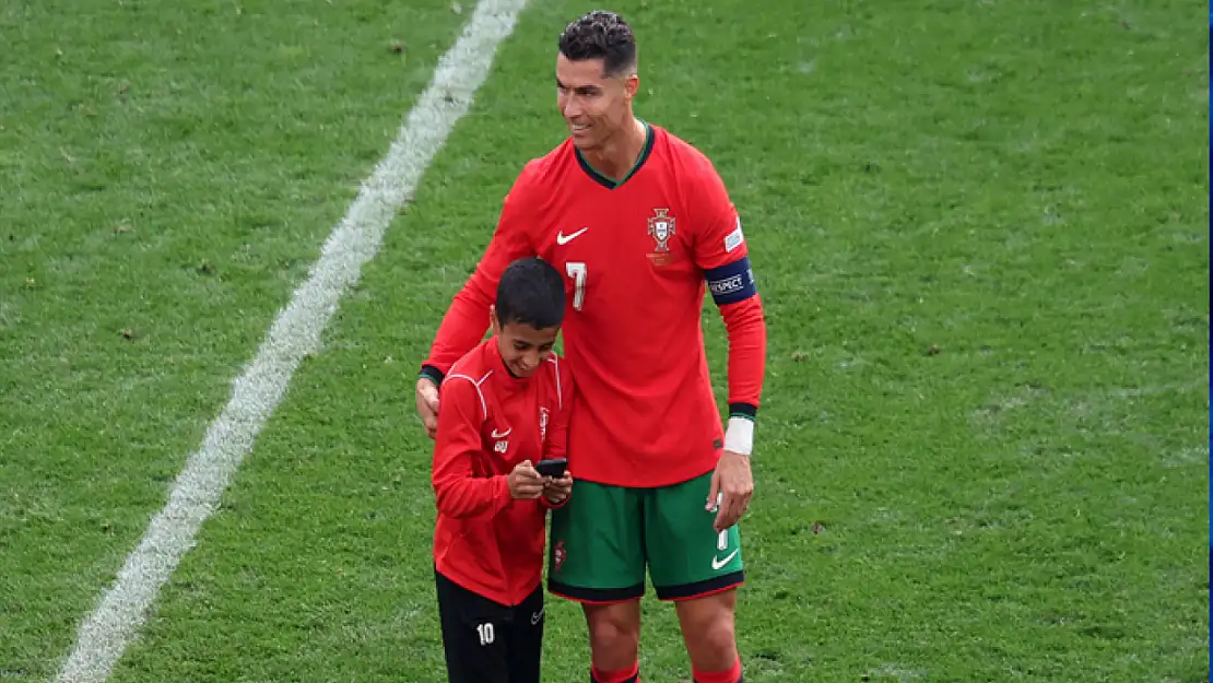 Küçük taraftar, Cristiano Ronaldo ile fotoğraf çekilmek için sahaya girdi