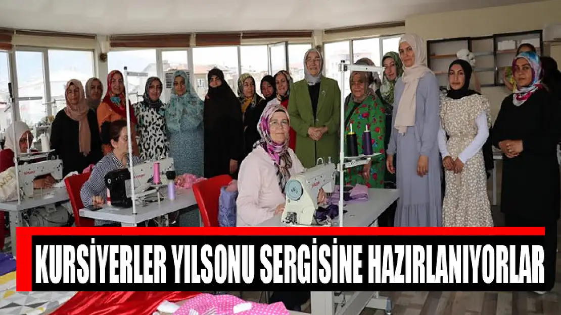 Kursiyerler yılsonu sergisine hazırlanıyorlar