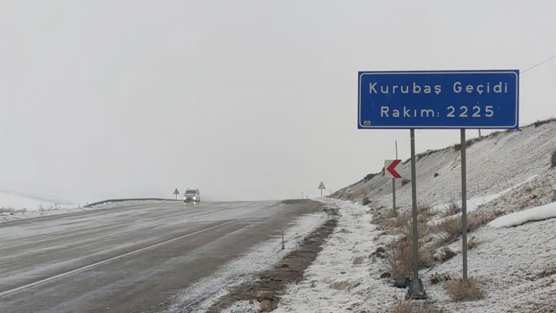 Kurubaş ve Güzeldere Geçidi'nde kar ve sis etkili oluyor