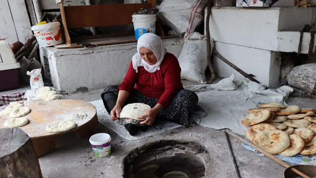 Lezzetli ekmekler köy tandırında pişiyor