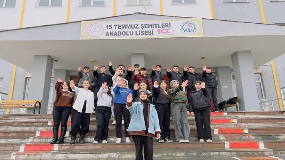 Lise öğrencileri 'Kadına Şiddete Dur' demek için kameraların karşısına geçtiler