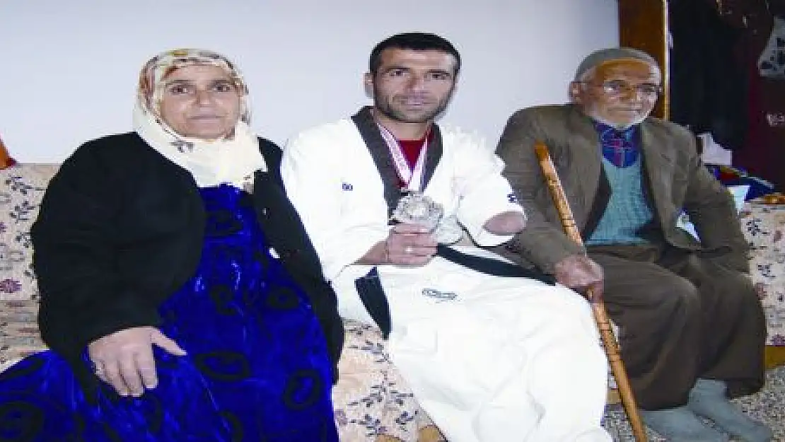 BOYA SANDIĞINDAN MADALYA ÇIKARIYOR