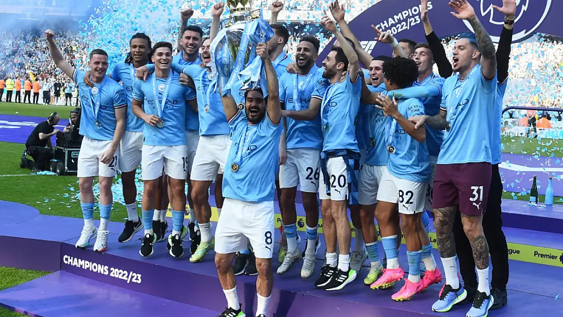 Manchester City, şampiyonluk kupasını kaldırdı