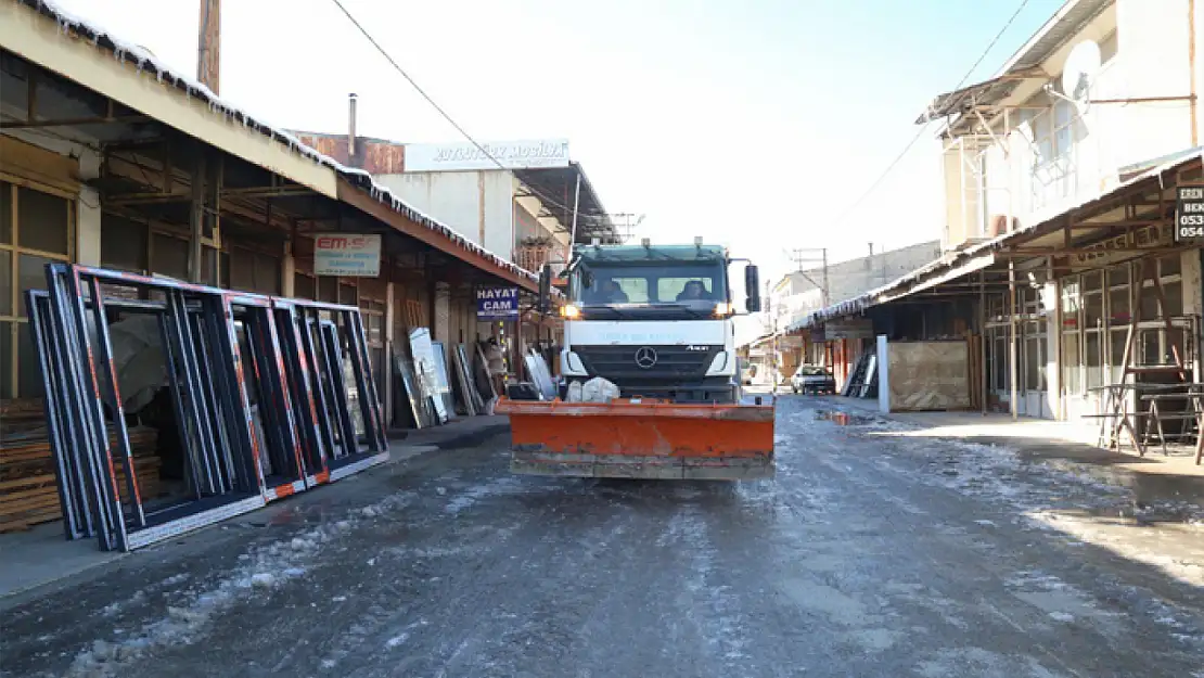 Marangozlar Sitesi'nde yol tuzlama çalışması