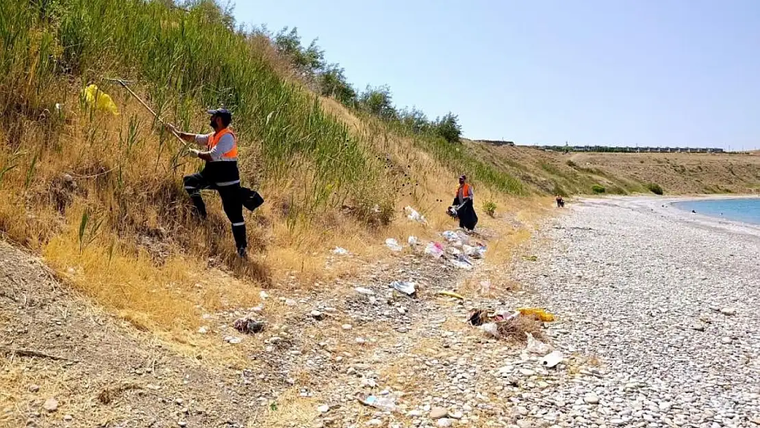 Mavi Bayraklı Halk Plajı'nda temizlik çalışması