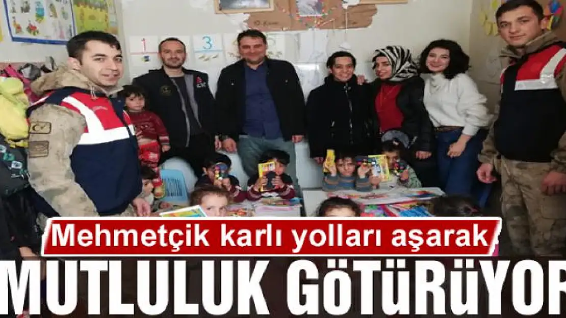 Mehmetçik karlı yolları aşarak mutluluk götürüyor