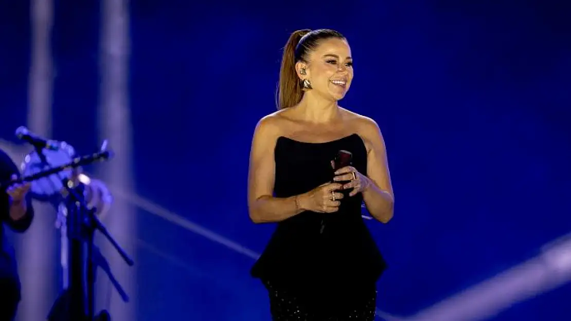 Merve Özbey memleketi Erzurum'da rüzgâr gibi esti