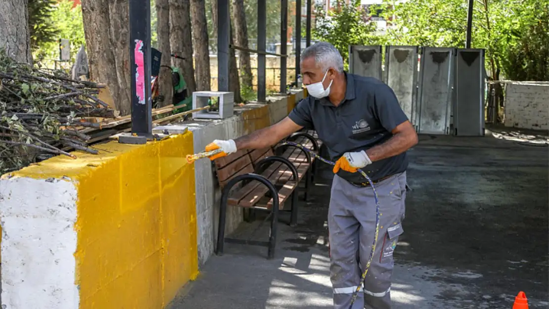 Mezarlıklarda bakım ve onarım çalışması aralıksız sürüyor