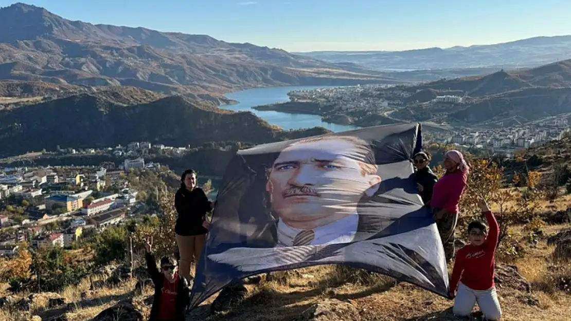 MHP dev posterle Atatürk'ü andı