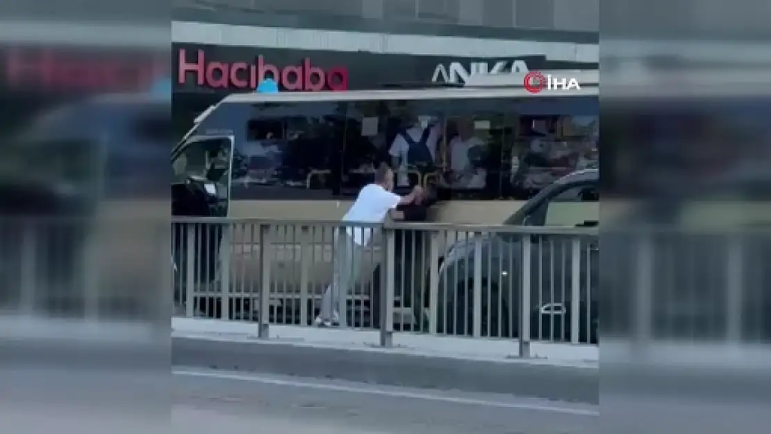 Minibüs şoförü yola atladı, korna çalan sürücüyü tekme tokat dövdü