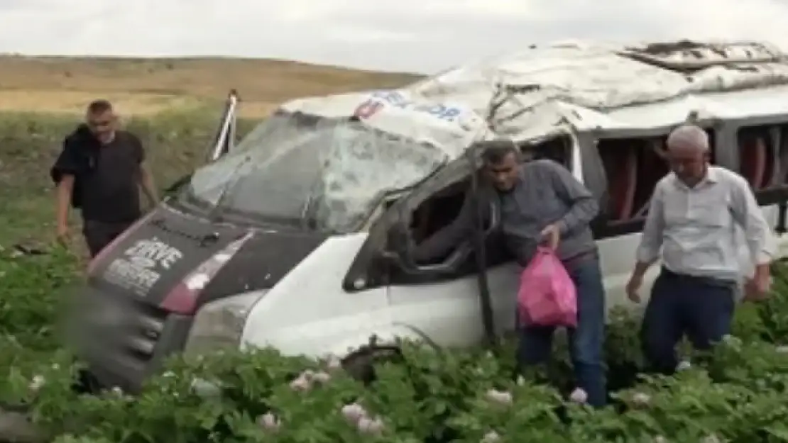Minibüs tarlaya uçtu: Ölü e yaralılar var