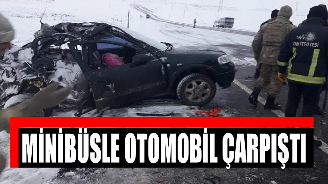 Minibüsle otomobil çarpıştı