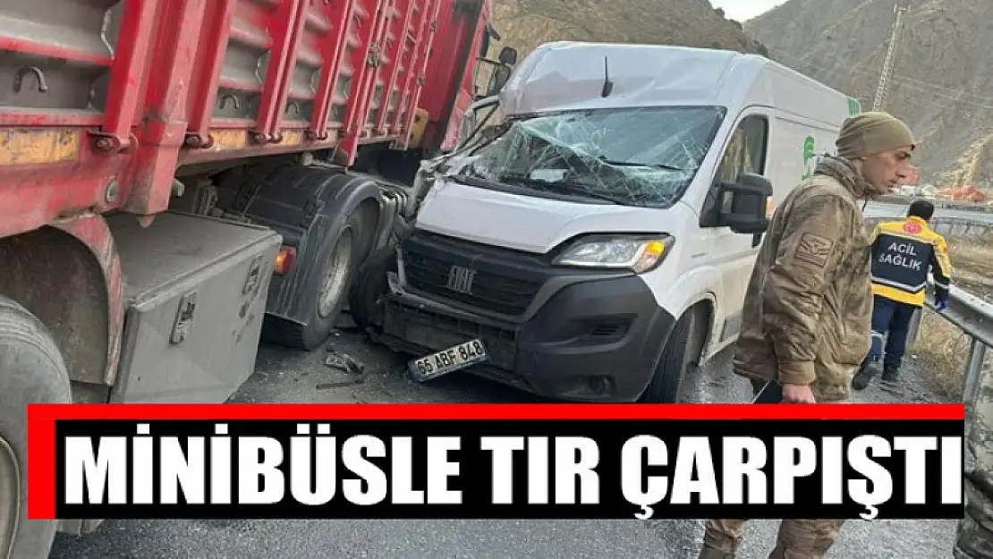 Minibüsle tır çarpıştı