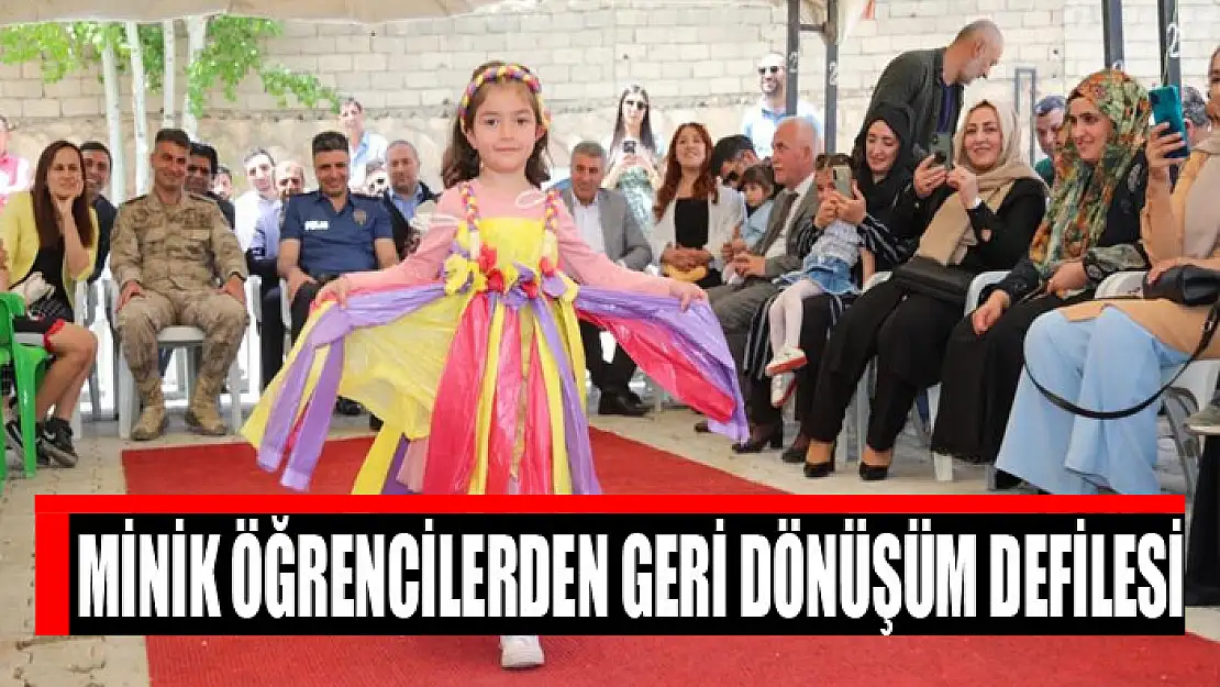 Minik öğrencilerden geri dönüşüm defilesi