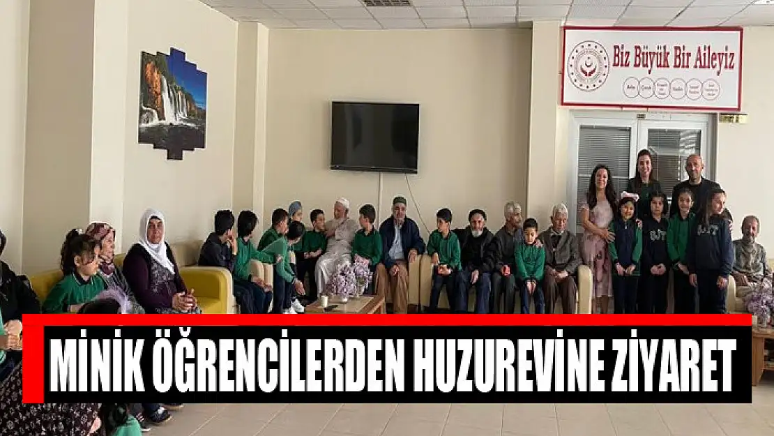 Minik öğrencilerden huzurevine ziyaret