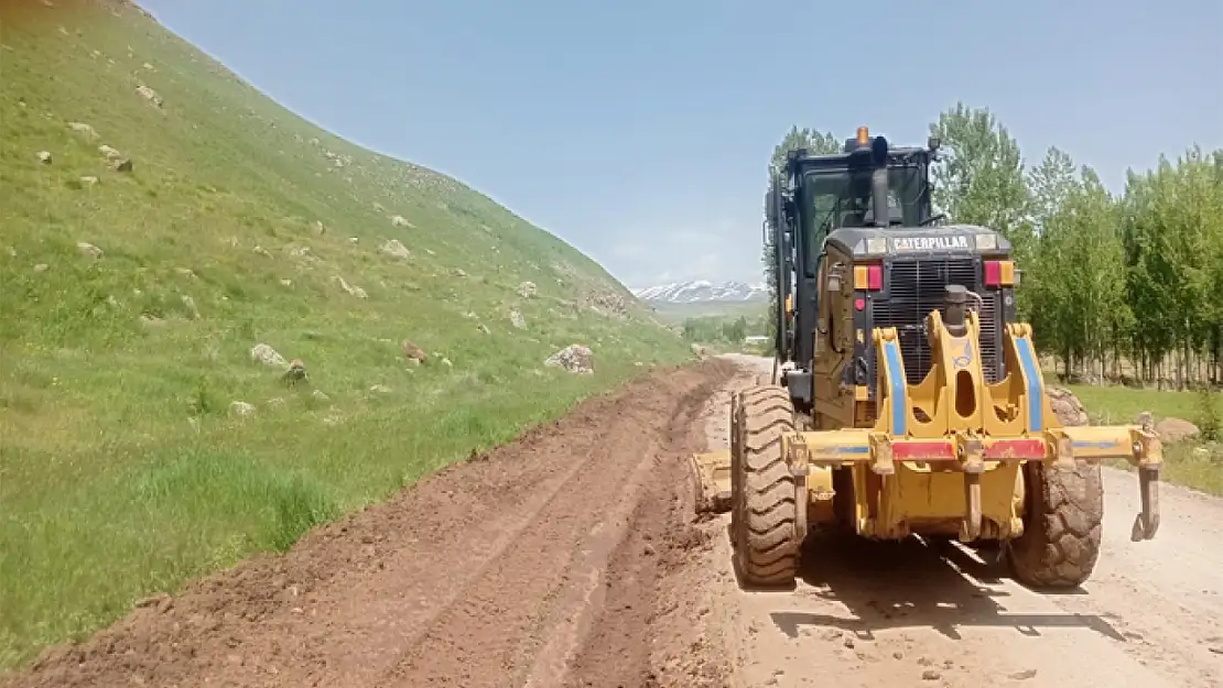 Muradiye Belediyesi'nden yol bakım ve düzenleme çalışmaları 