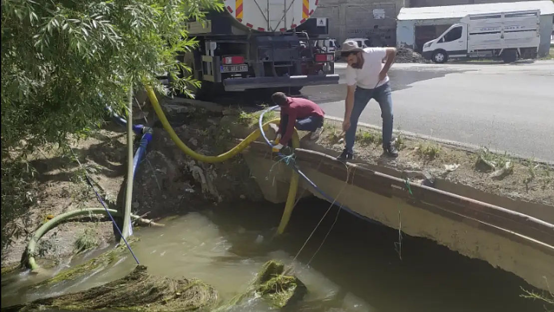 Muradiye'de kanal temizliği yapılıyor