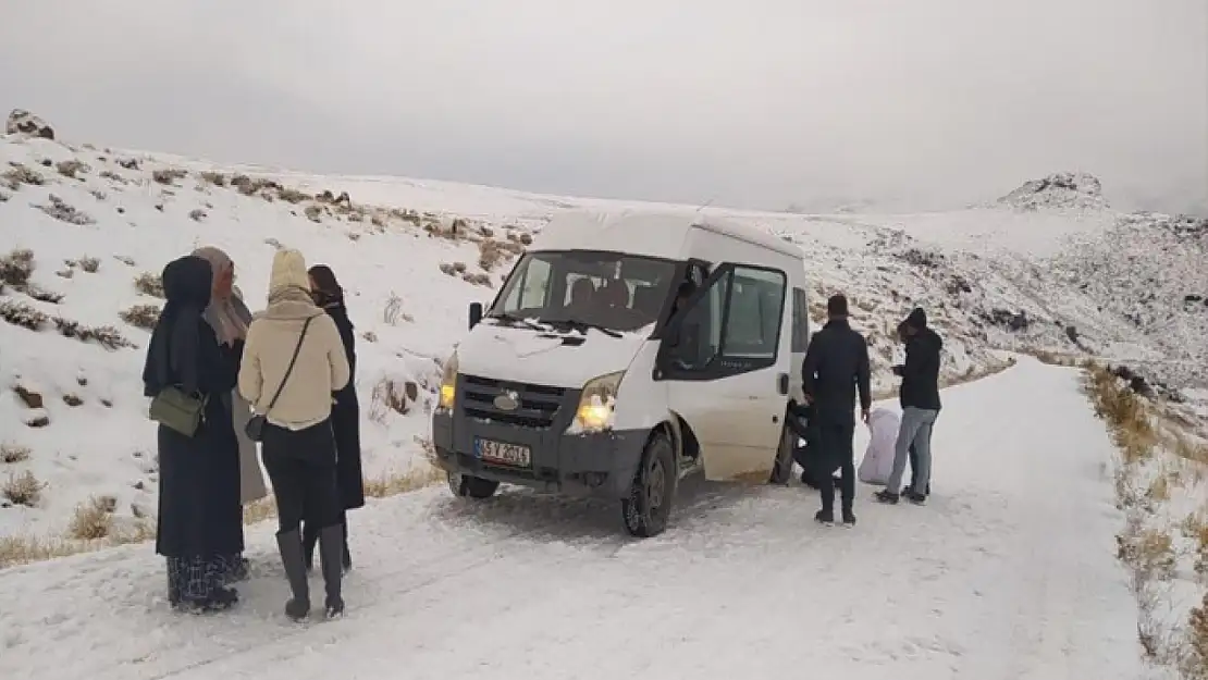 Muradiye'de kar ve buzlanma ulaşımı aksattı