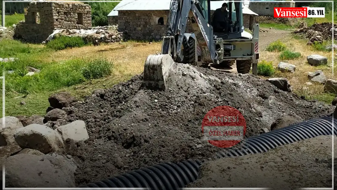 Muradiye'de selden etkilenen yollar onarılıyor