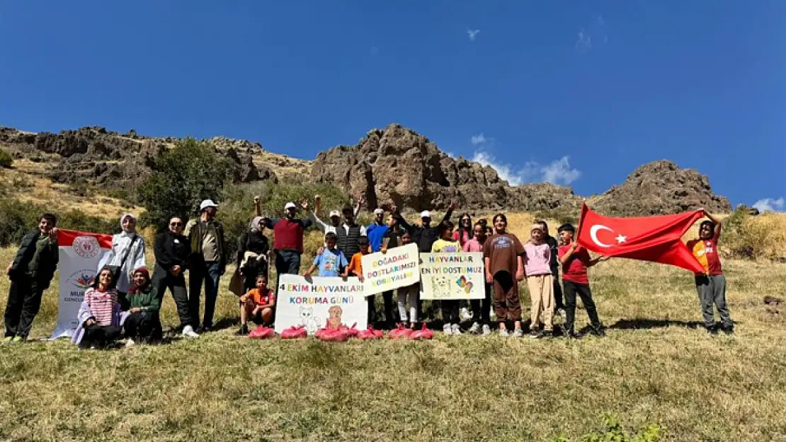 Muradiye'de yaban hayvanları için doğaya yem bırakıldı