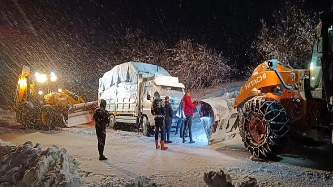 Muradiye'de yolda mahsur kalan araçlar kurtarıldı