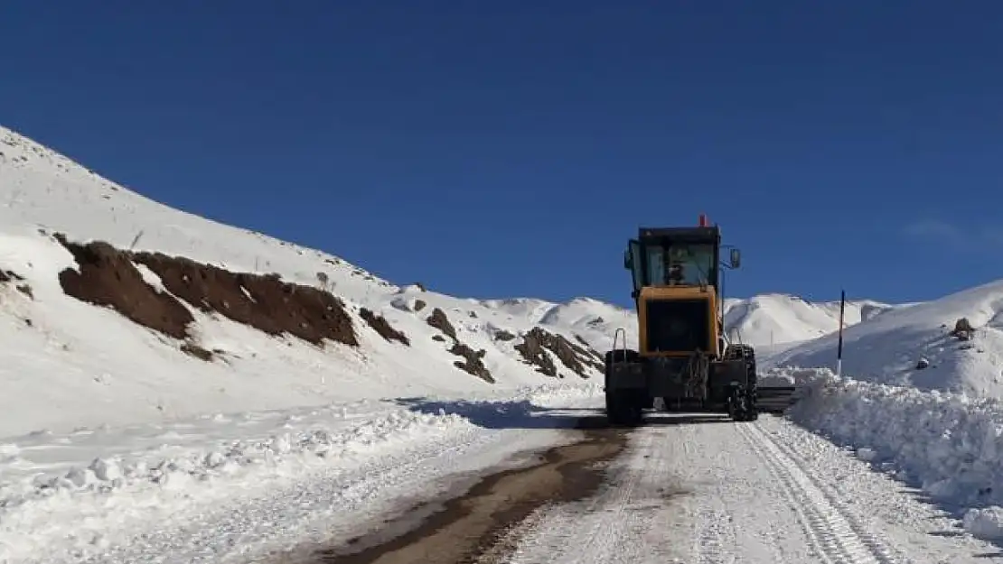 Muradiye'de yollar açılıyor