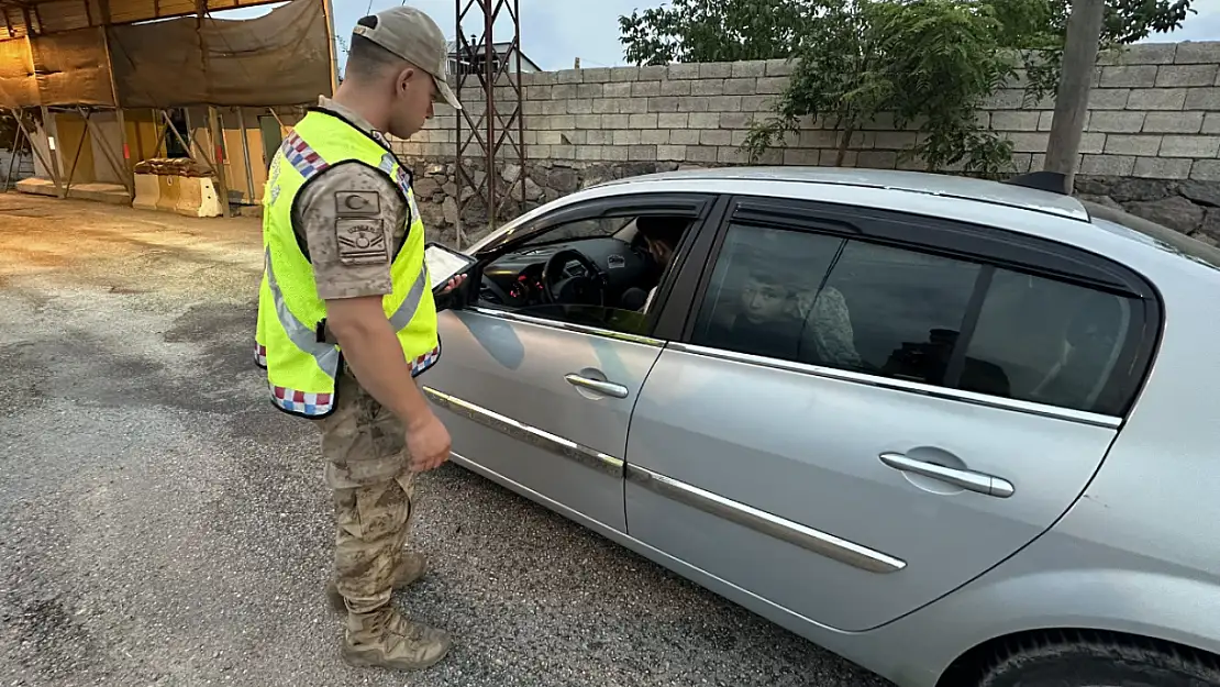 Muradiye İlçe Jandarma Komutanlığı, yol kontrolleri ile güvenliği sağlıyor