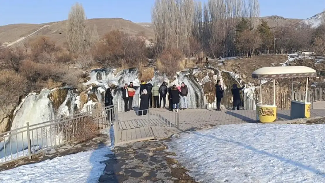 Muradiye Şelalesi yaz-kış misafir ağırlamaya devam ediyor