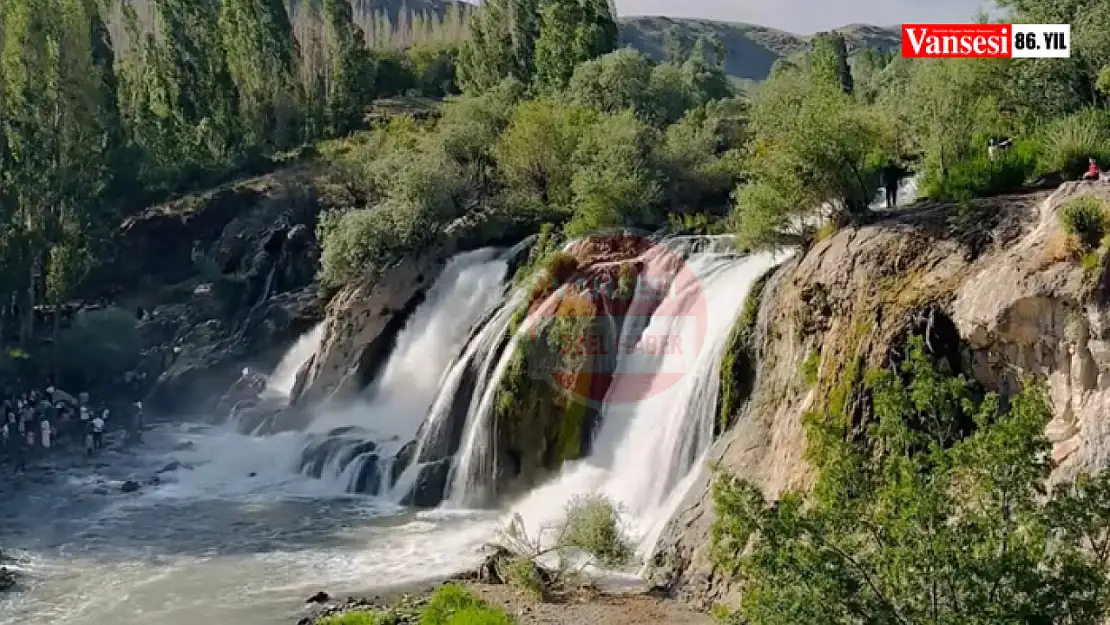 Muradiye Şelalesinde ziyaretçi yoğunluğu