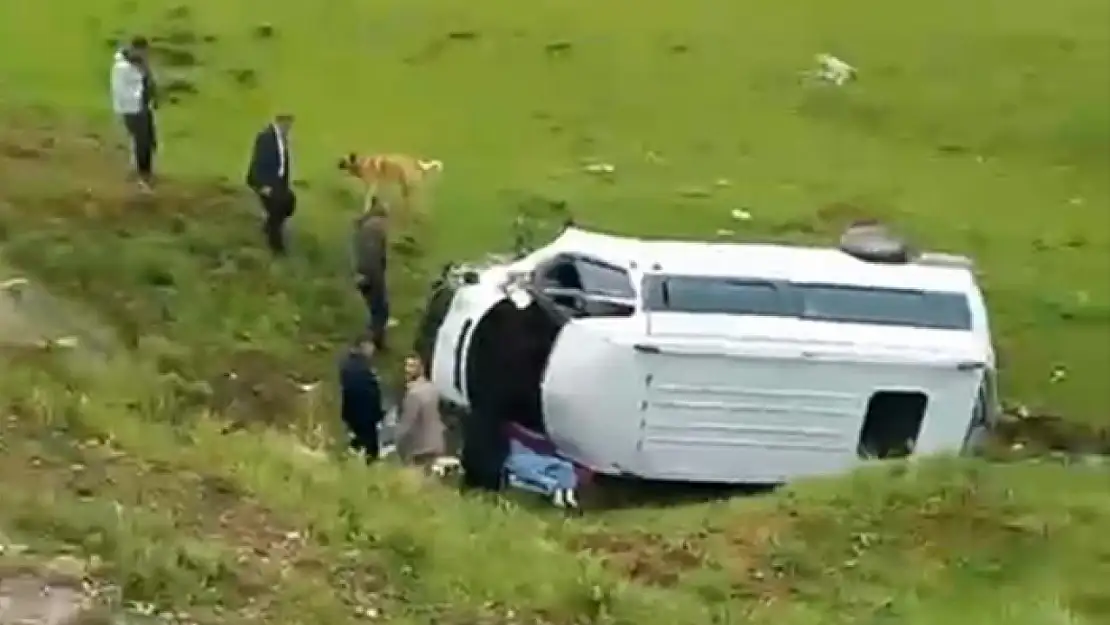 Mutki'de minibüs şarampole yuvarlandı