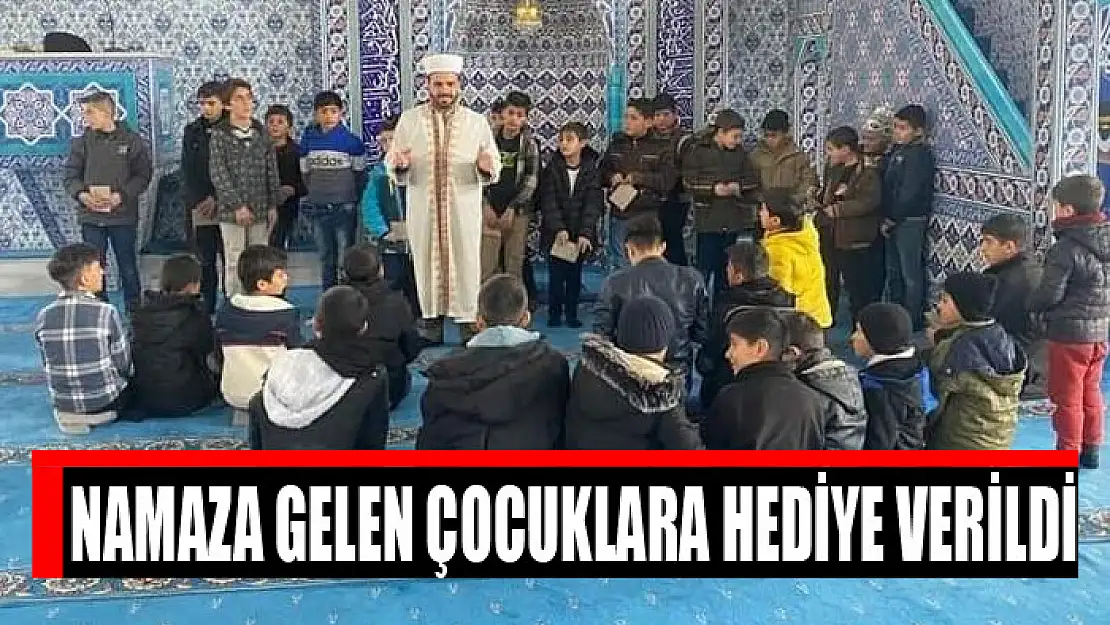 Namaza gelen çocuklara hediye verildi