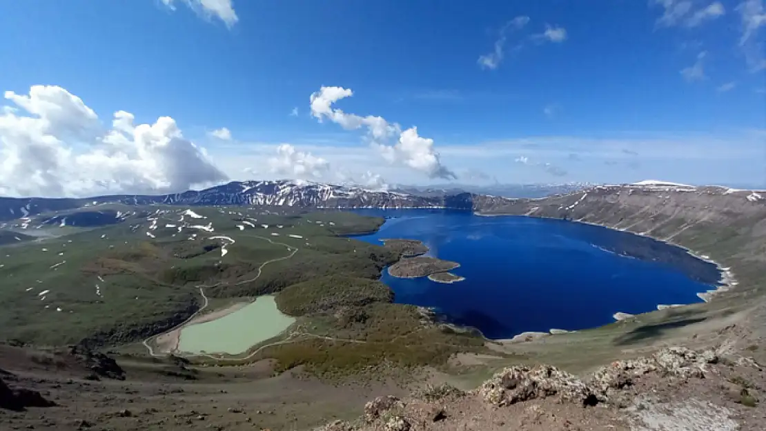 Nemrut Kalderası'nda iki mevsim bir arada yaşanıyor