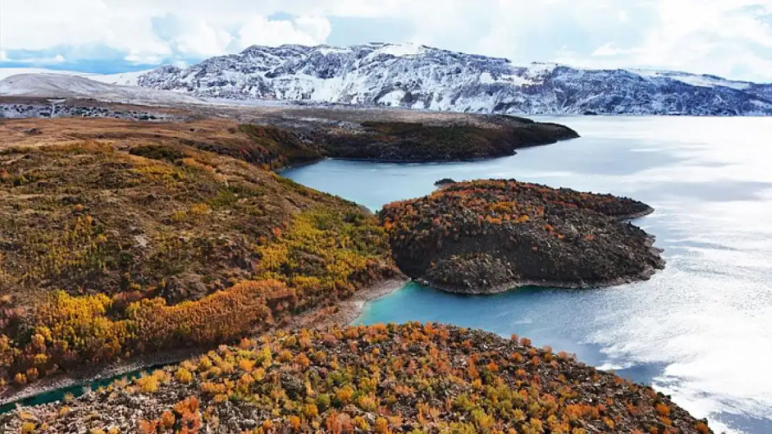 Nemrut Kalderası'nın bir yanı sonbahar bir yanı kış