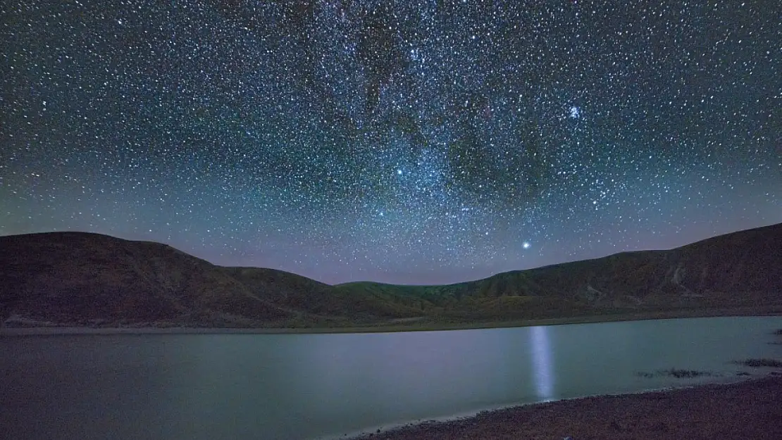 Nemrut'taki göllerle yıldızların buluşması hayran bırakıyor