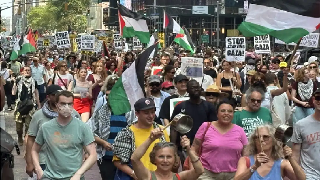 New York'ta on binlerce kişi Filistinliler için yürüdü