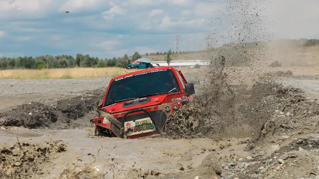 Off-road yarışmasında pilotlar çamura saplandı