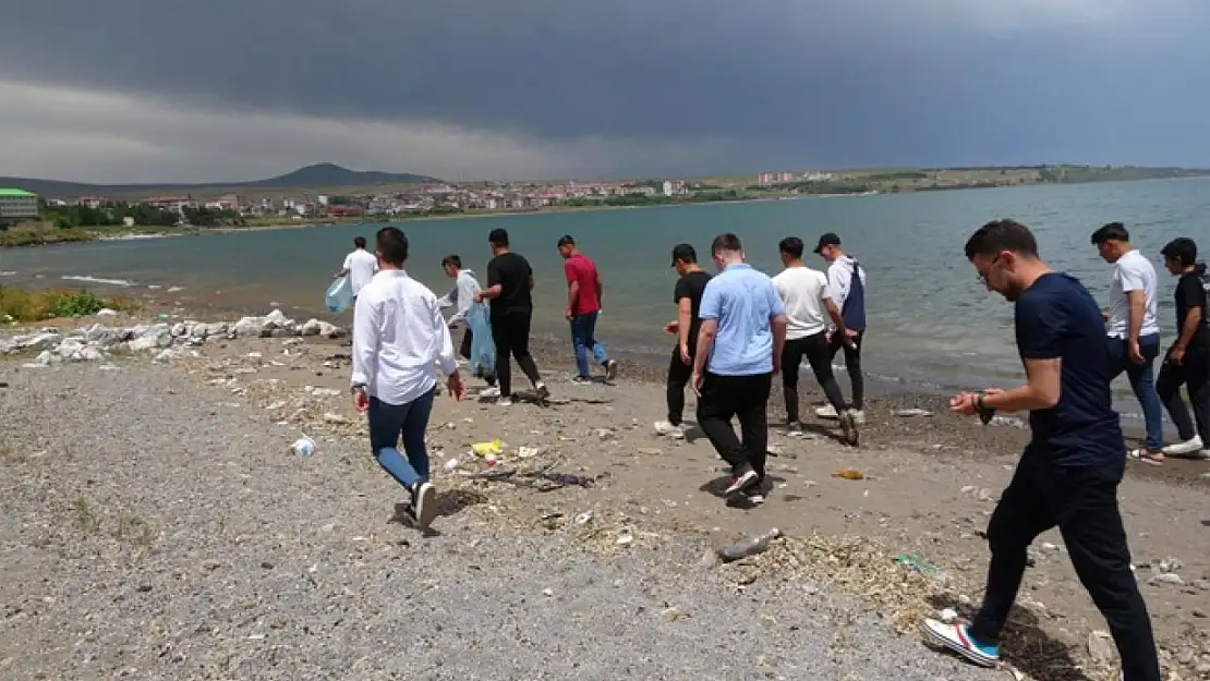 Öğrenci ve öğretmenler Van Gölü sahilini temizledi